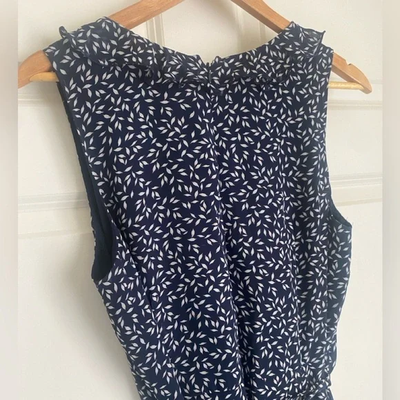 LOFT Outlet Floral Jumpsuit Size 8 Ruffle V-Neck Navy White Effortlessly chic✨ - Picture 9 of 16